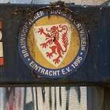 Su una trave in ferro delle scale del sottopassaggio di via Quintino Sella scrutiamo invece il simbolo dell�Eintracht Braunschweig, club della B germanica, accomunato con il Bari dall��odio� verso  il Lecce